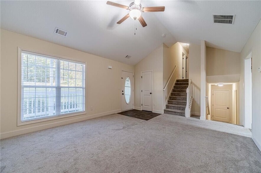 Building Photo - 583 Embassy Walk