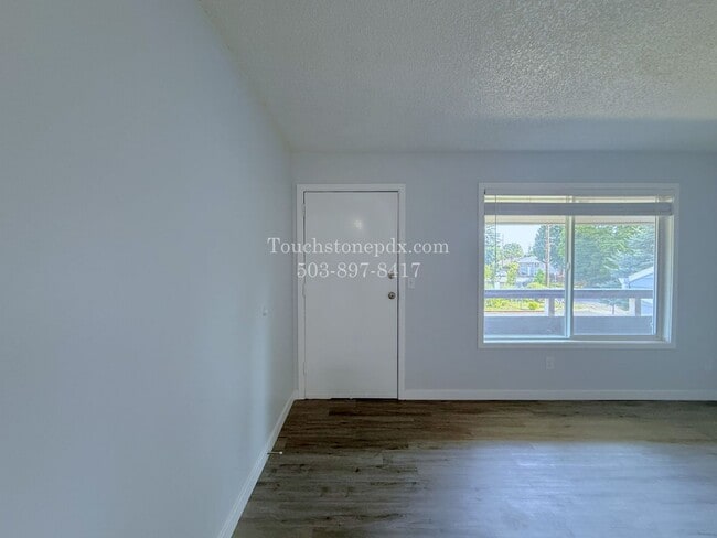 Building Photo - Inviting East Portland Apartment with Bright Living and Everyday Comfort
