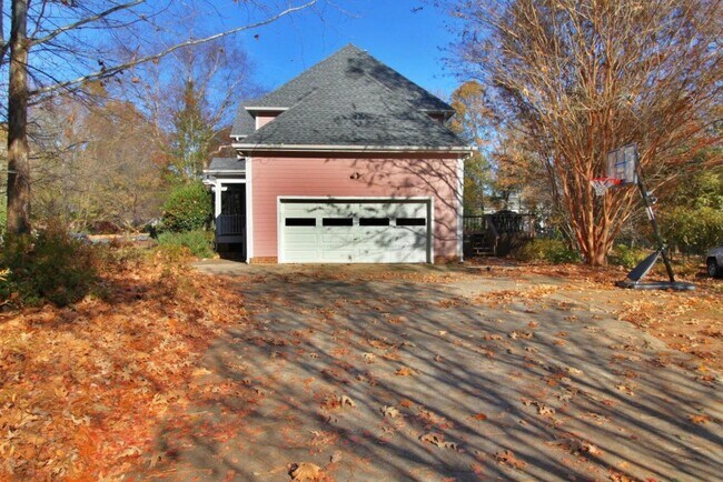 Building Photo - Spectacular & Spacious 4 Bedroom, 3 Bathroom Home in Durham with 1st Floor Bedroom!