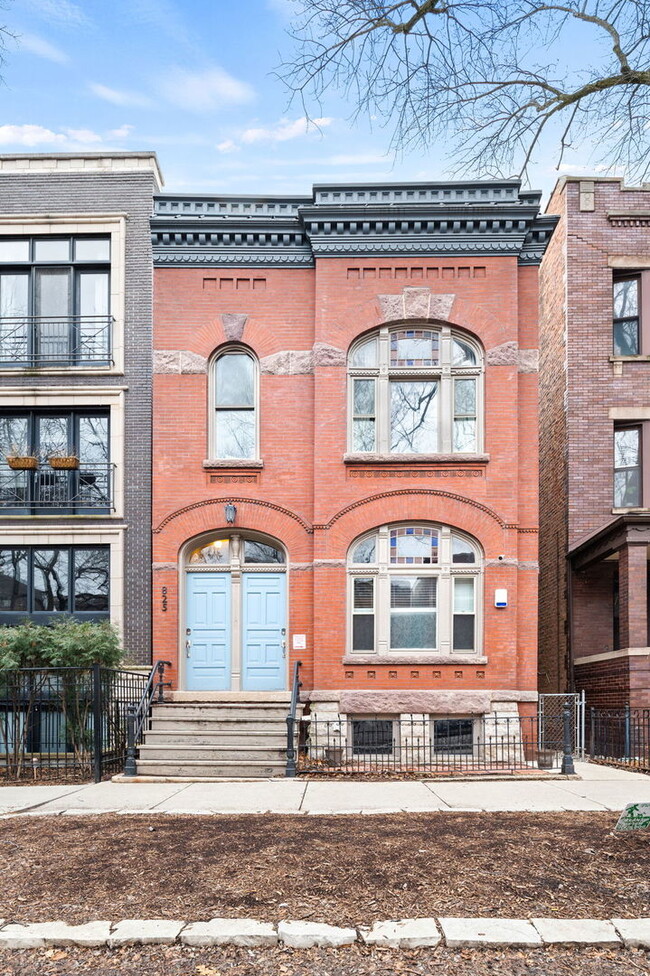 Building Photo - 825 N Winchester Ave