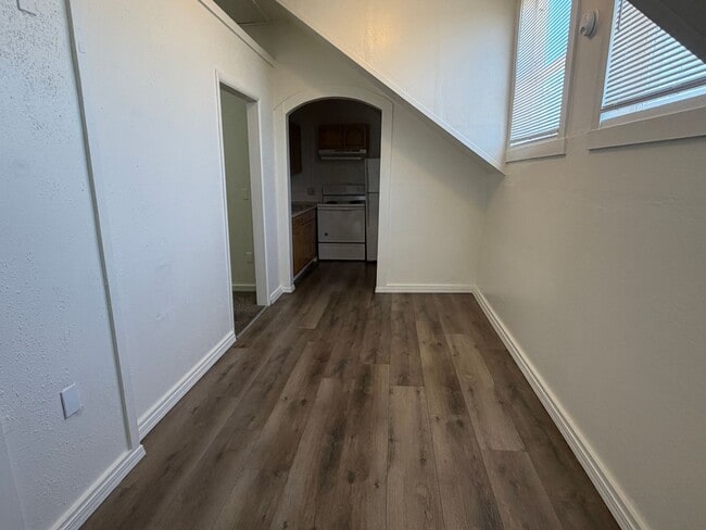 Building Photo - 2920 NE Riverside Ave