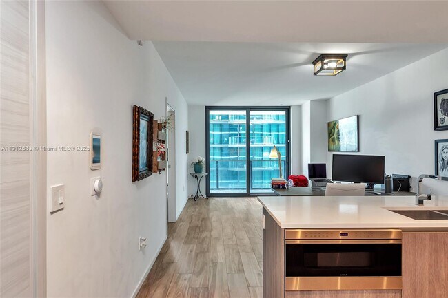 Building Photo - 801 S Miami Ave