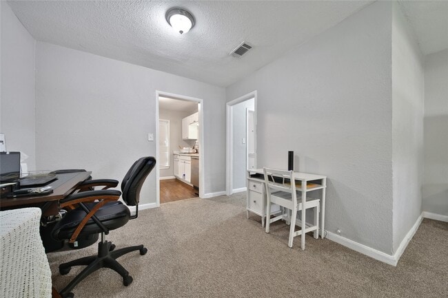 Building Photo - 1606 W 8th St