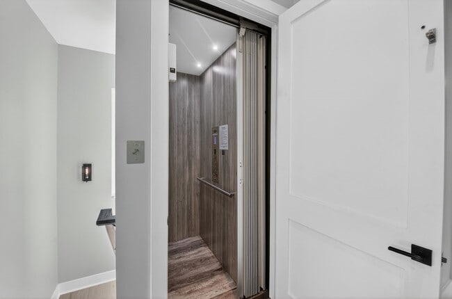 Building Photo - 3815 Seabreeze Ln