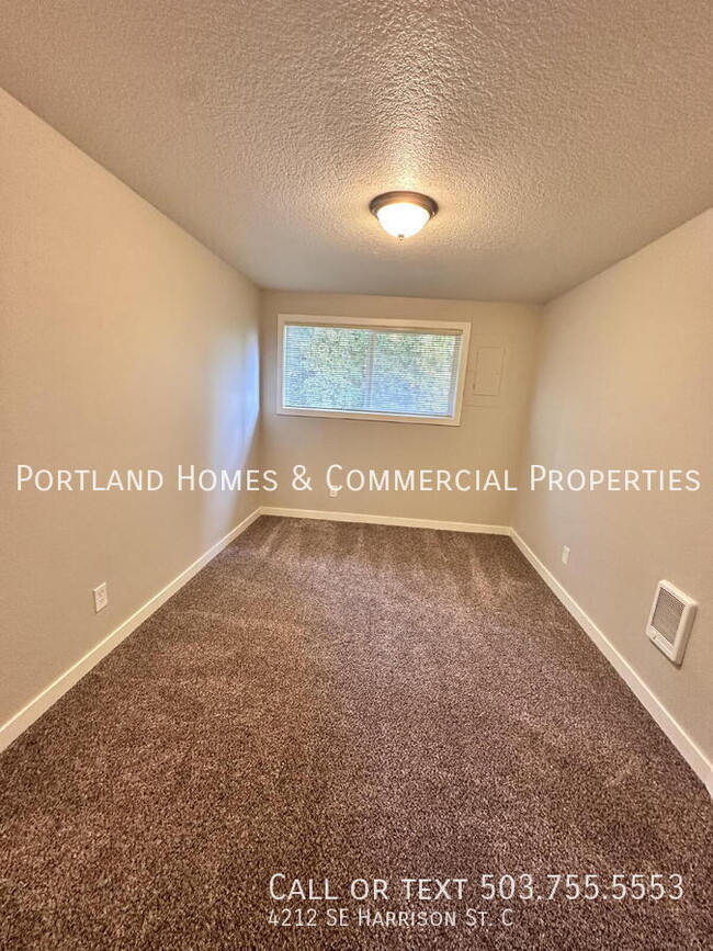 Building Photo - Recently Updated 2-Bd Milwaukie 4-Plex. Ne...