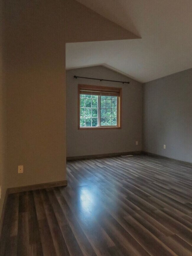 Building Photo - 4 Bedroom Home located in Summer Woods -La...