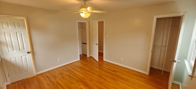 Building Photo - Walk to the river from this convenient rancher near Willow Oaks