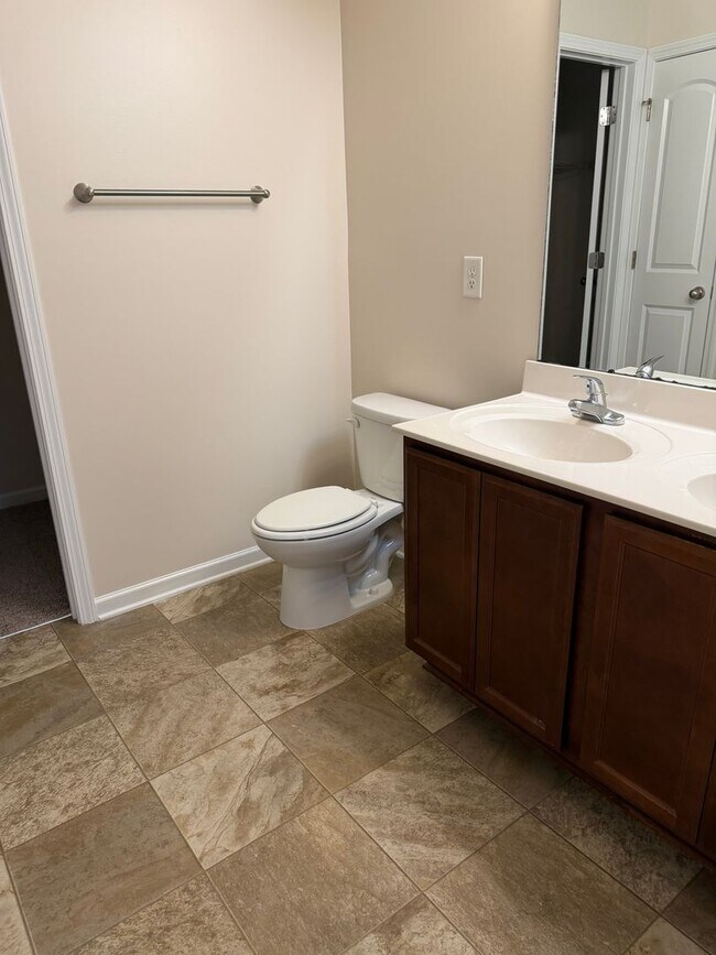 Building Photo - Available NOW! 3 bedroom 2.5 bath in Longs!!