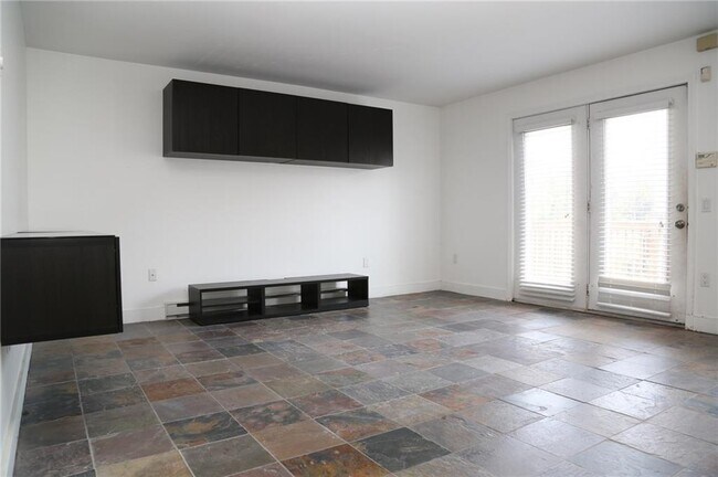 Building Photo - 74 Tell St