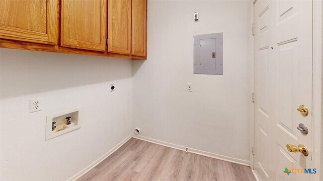 Building Photo - 204 W Truman Ave