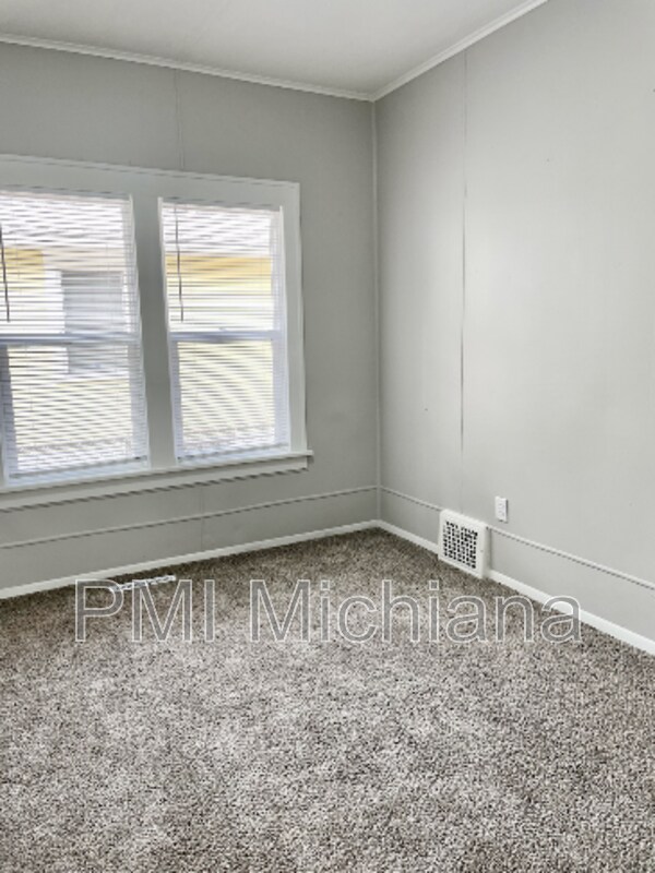 Building Photo - 1122 College St