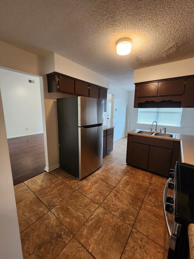 Building Photo - 908 Primrose Ln