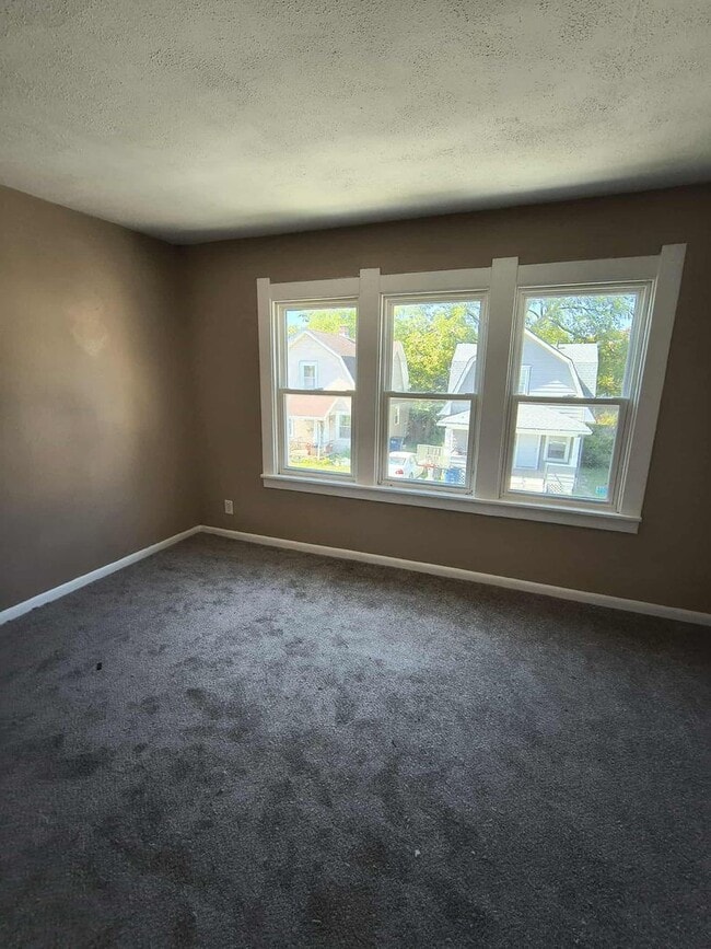 Building Photo - Cute 3 Bedroom Fully Renovated House in We...