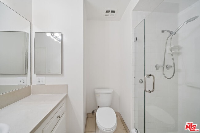 Building Photo - 333 S Elm Dr