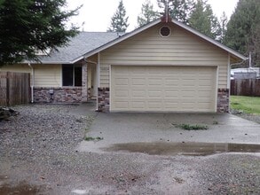 Building Photo - Puyallup Duplex