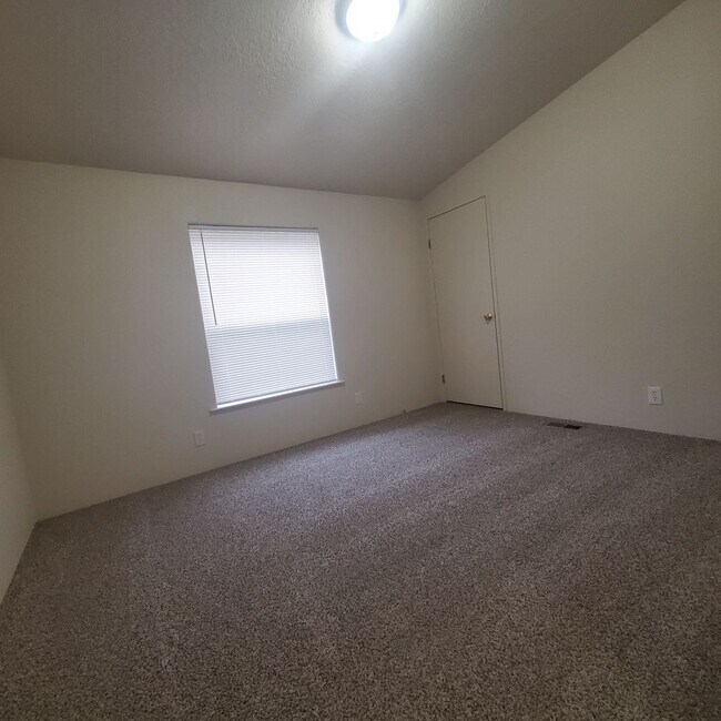 Building Photo - Newly Renovated Pet Friendly 3 Bed / 2 Bat...