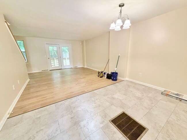 Building Photo - 2 Bedroom (+ Office) Home Burlington Available 8/1