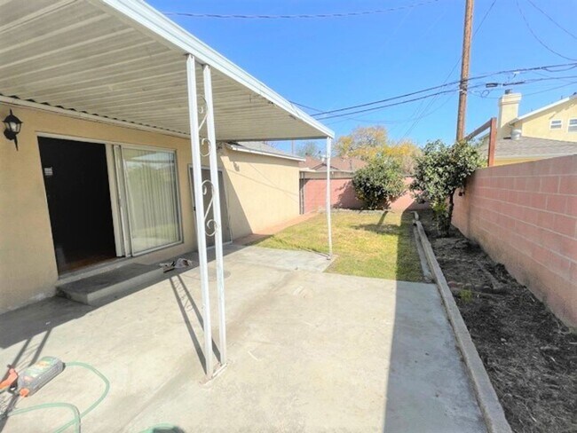 Building Photo - 5703 Silva St