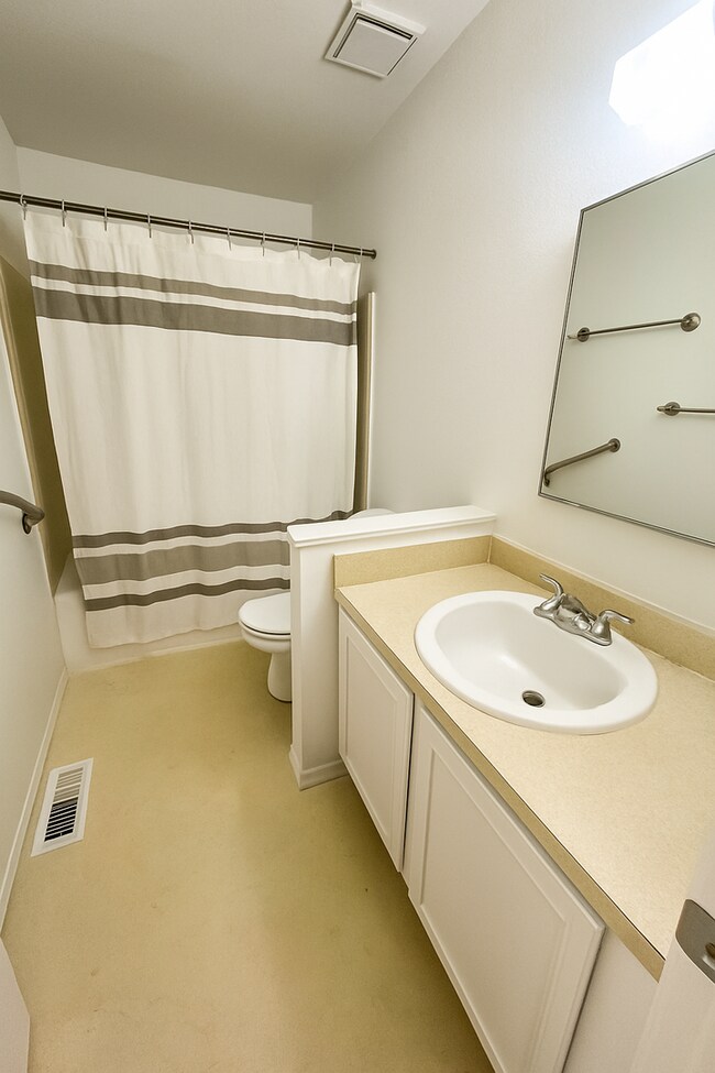 Building Photo - Charming 2 Bedroom Townhouse Close to Ever...