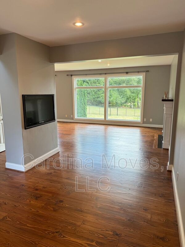 Building Photo - 2208 Howlong Ave
