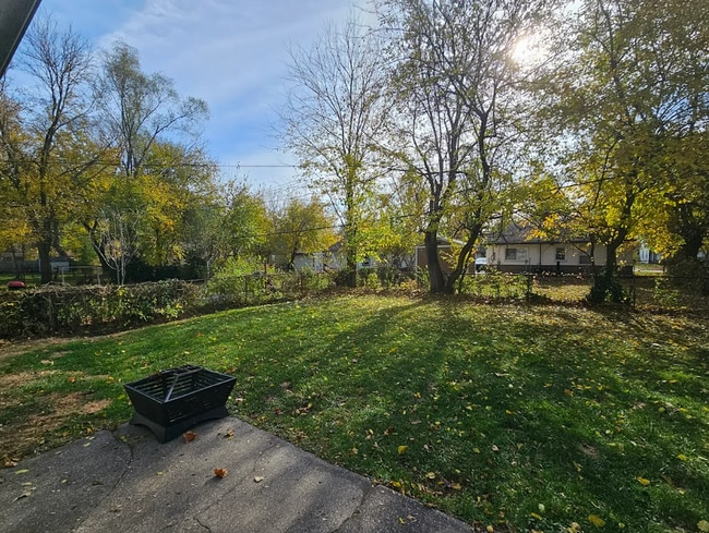 Building Photo - Sun-Filled 2 Bedroom Home with a Welcoming Layout