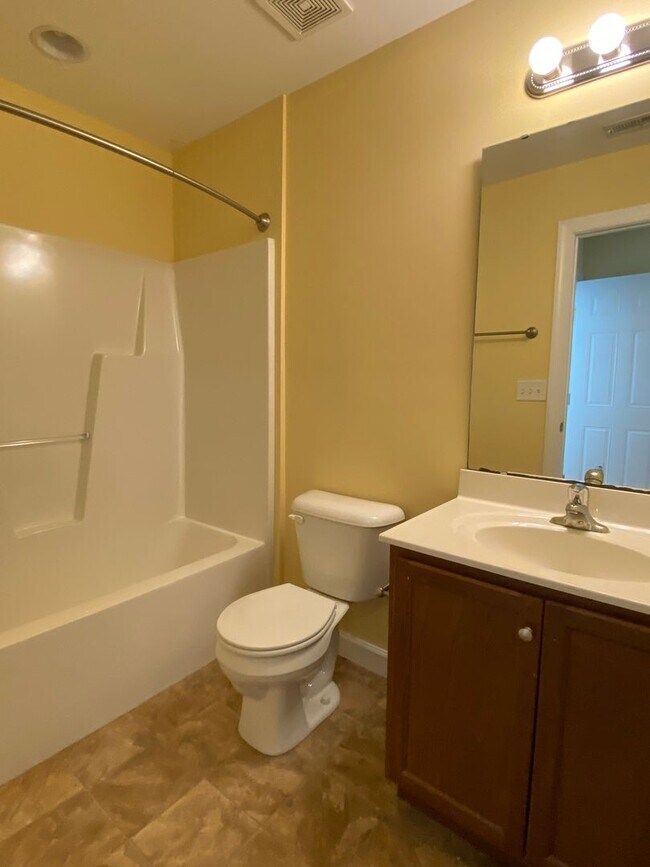 Building Photo - 3925 Lexington Dr