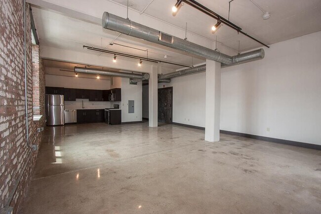 Building Photo - 190 Christopher Columbus Dr