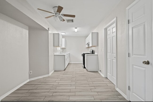 Building Photo - 6811 Feather Creek Dr