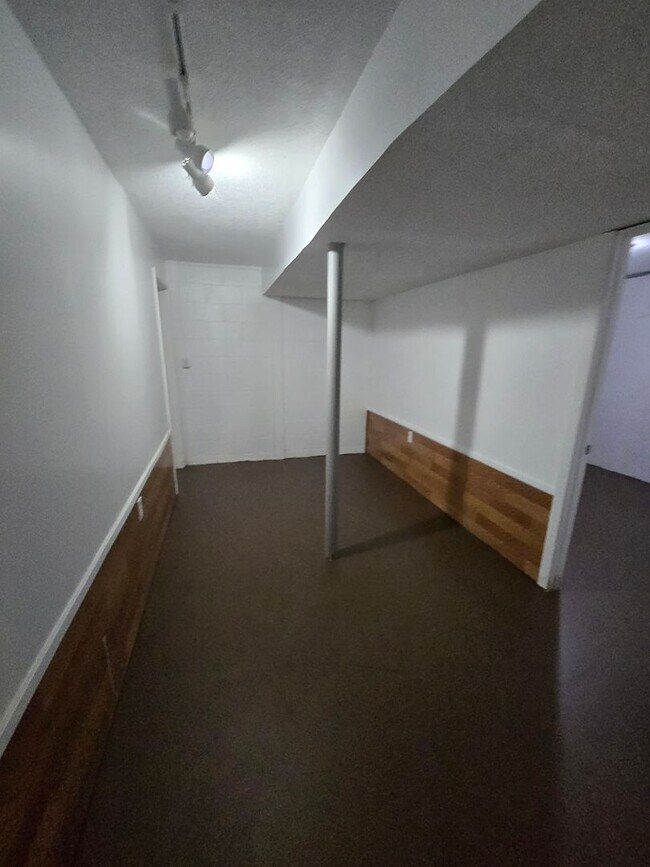 Building Photo - 3 bed 1 bath with partially finished basement & fully fenced in yard