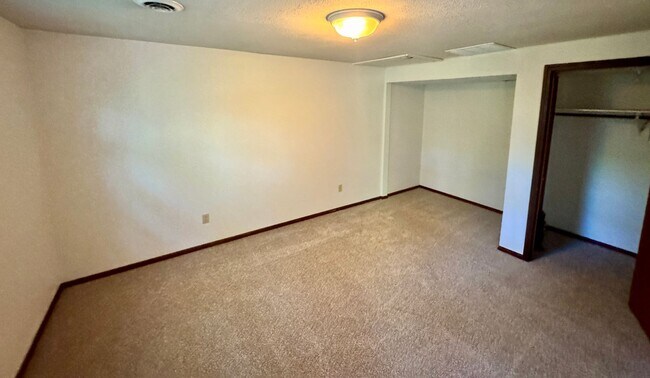 Building Photo - 4 Bed, 3 Bath home on West Side of Manhattan Near CiCo Park!