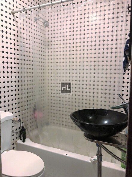 Building Photo - 479 Warren St