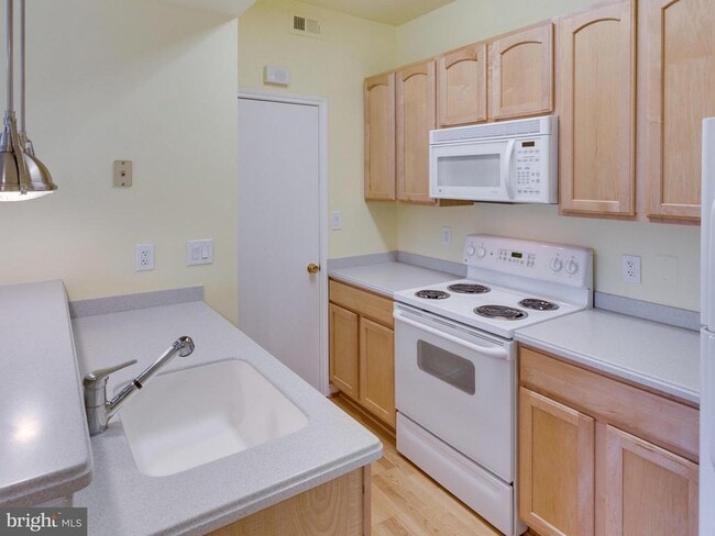 Building Photo - 3906 Penderview Dr