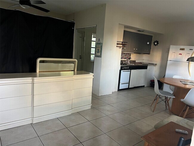 Building Photo - 3111 NE 29th St