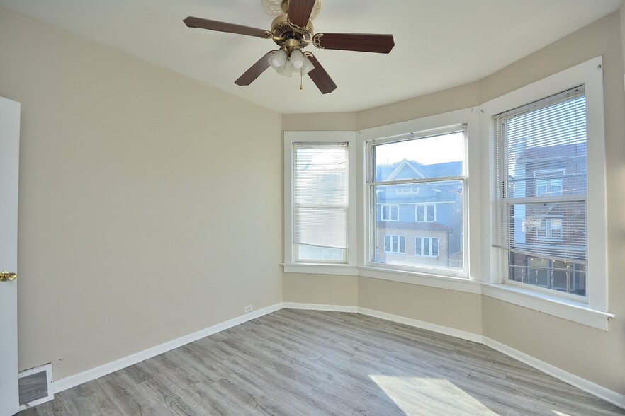 Building Photo - 818-820-820 E Brady St