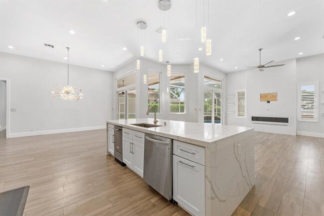 Building Photo - 6689 NW 70th Pl