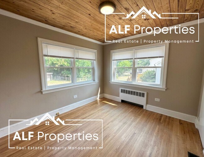 Building Photo - Renovated 2 Bedroom, 1 Bath First-Floor Apartment Available