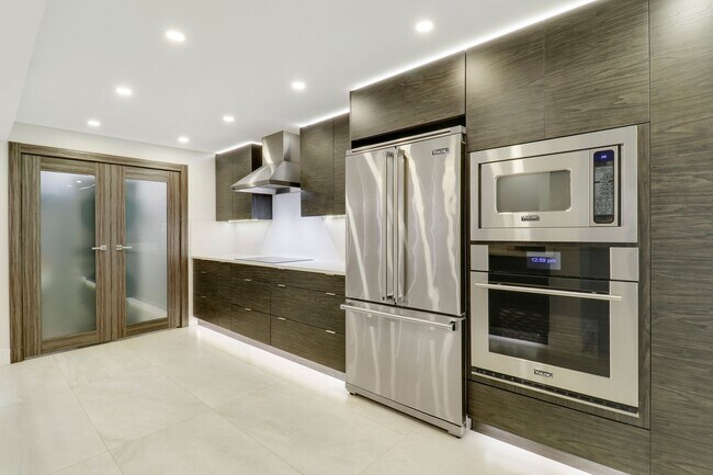 Building Photo - Beautiful 3 Bedroom 3 Bath Condo On North ...