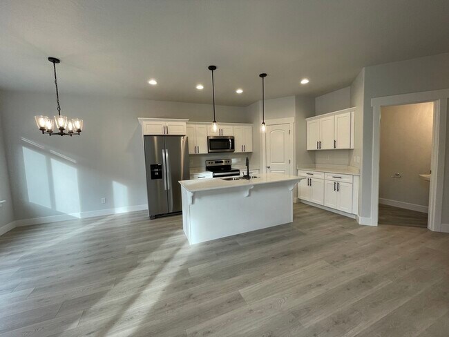 Building Photo - 3740 W