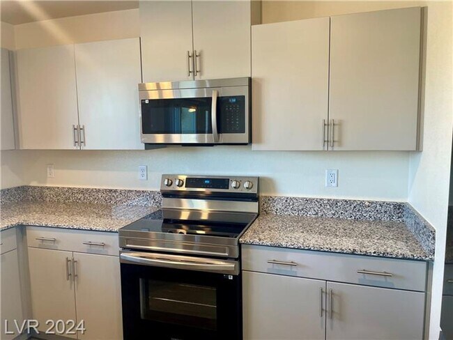 Building Photo - Brand New 4 Bedroom Townhome-Sunrise Manor