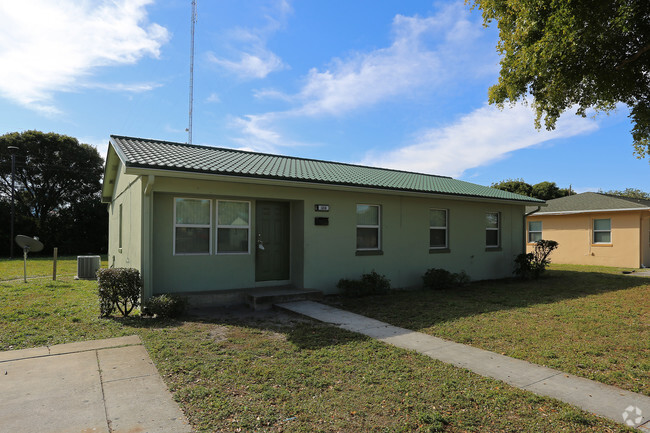 Building Photo - Twin Lakes