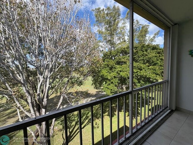 Building Photo - 1055 Country Club Dr