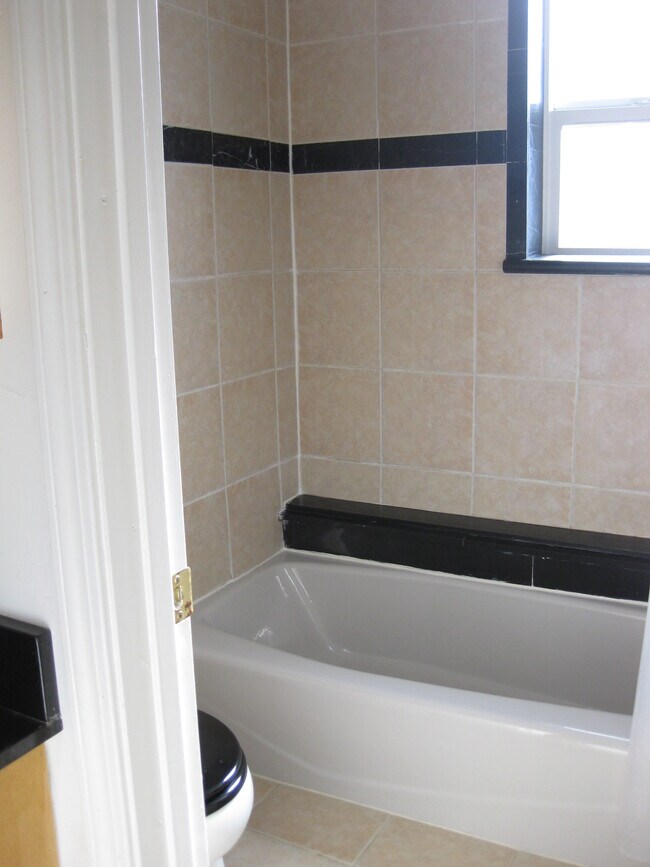 Full Bath Shower - 31 Victoria St