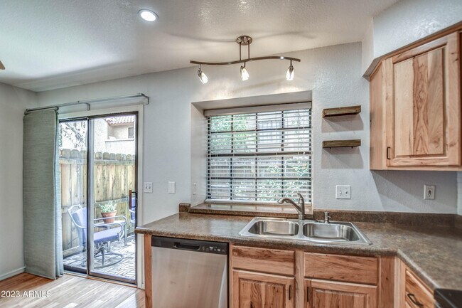 Building Photo - 4901 E Kelton Ln