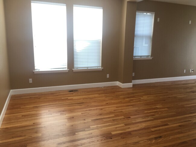 Building Photo - Gorgeous Stapleton Townhome!