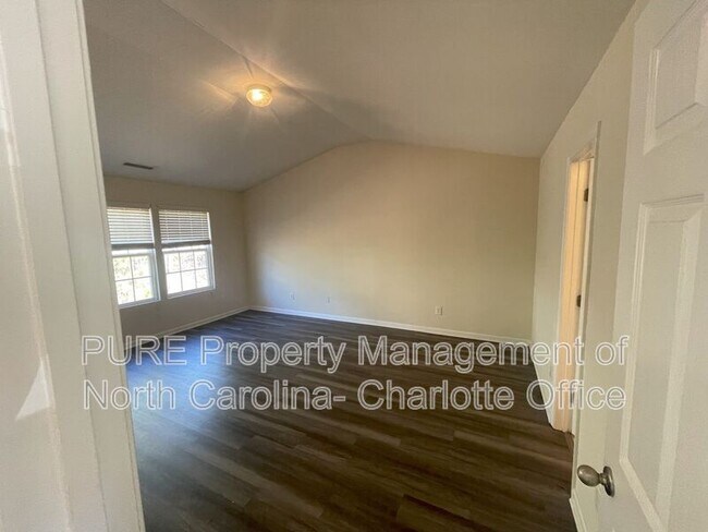 Building Photo - 705 Weeping Willow Dr