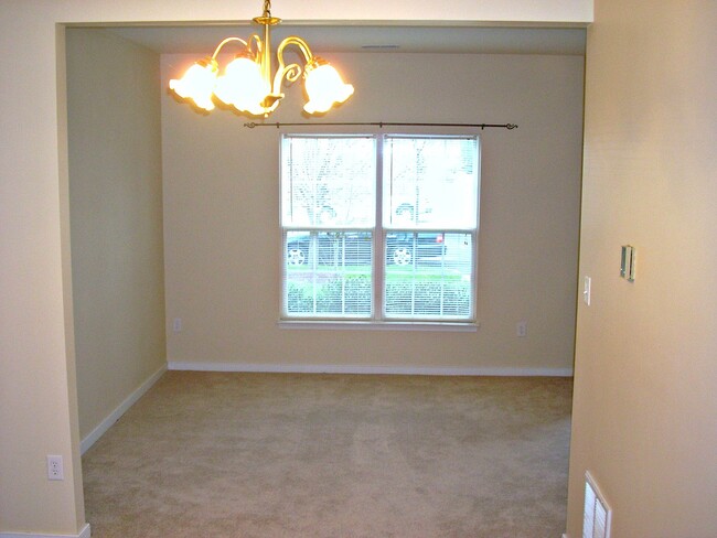 Building Photo - 3 BR / 1.5 BA Townhouse near Virginia Cent...