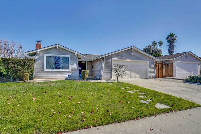 Primary Photo - Lovely 4 Bedroom Home in Evergreen With Ce...