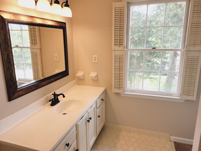 Building Photo - Beautifully Maintained Home in Desirable 35223