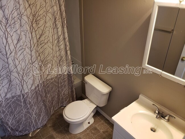 Building Photo - Well-Maintained 3-Bedroom Ranch with Updated Flooring