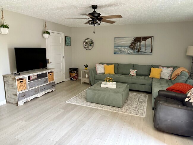 Building Photo - 517 Palm Ave